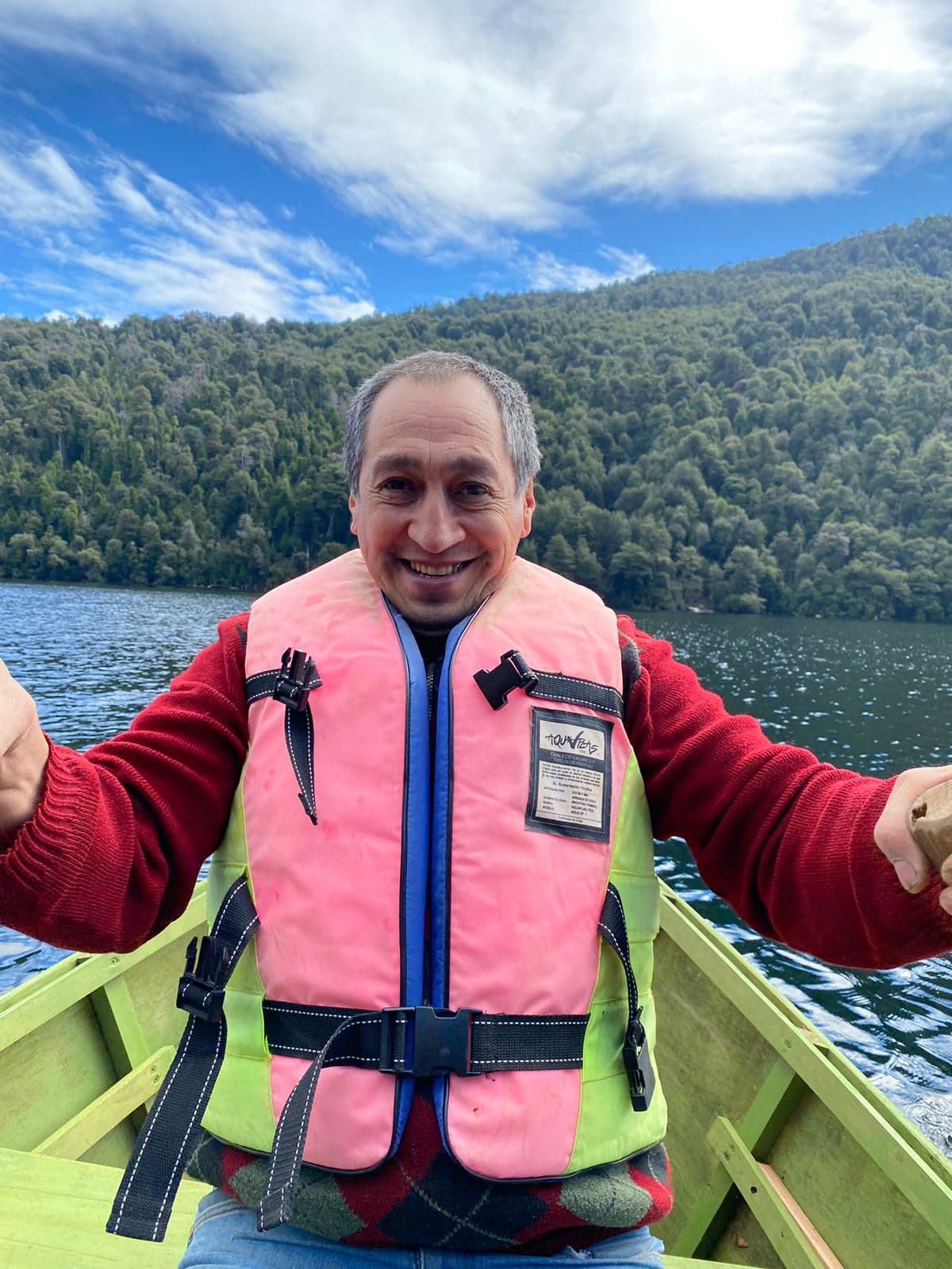 Voluntario del Comité a bordo del bote durante el monitoreo del Lago Tinquilco