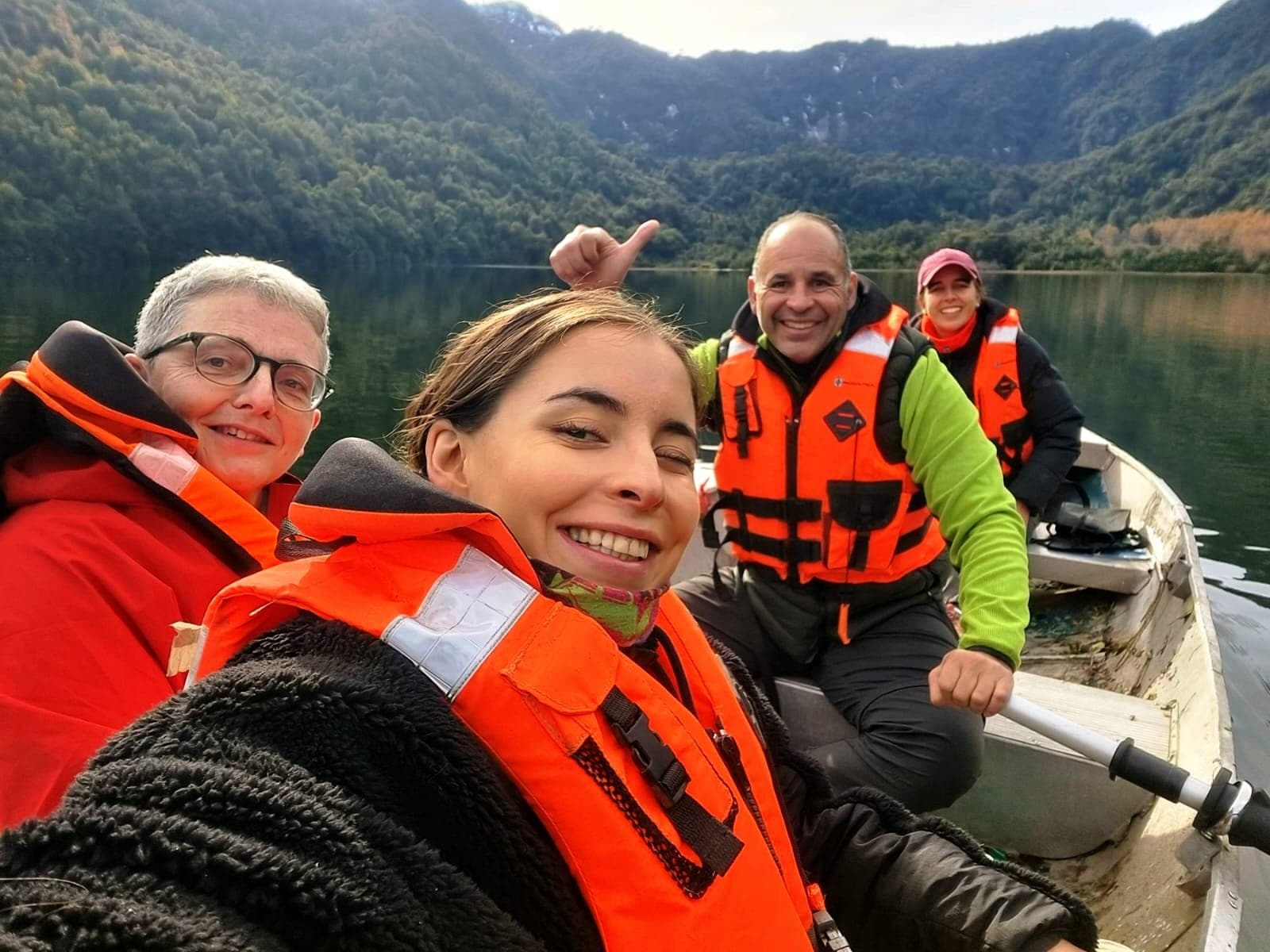Equipo del Comité de Tinquilco realizando monitoreo en bote en el Lago Tinquilco